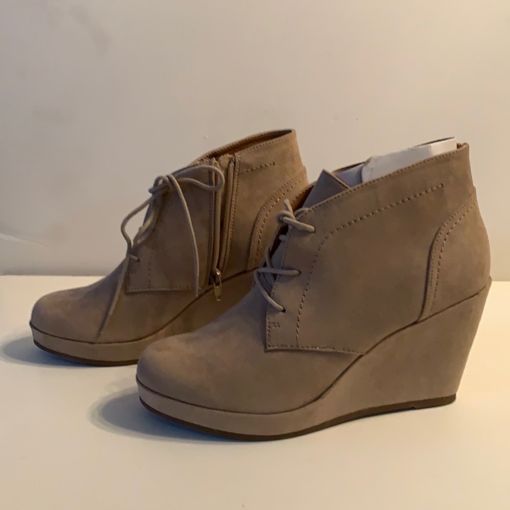 Dolcetta Terri 9 women Wedge Tan Suede Booties NWT